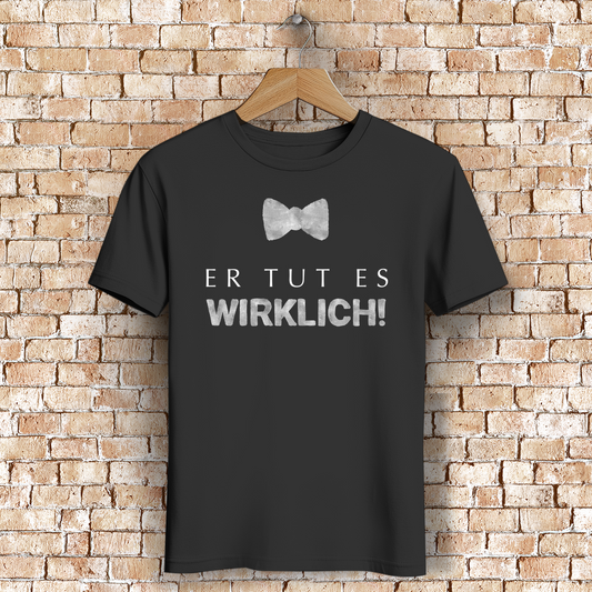 Er tut es WIRKLICH! – JGA Premium Bio T-Shirt für Team Bräutigam
