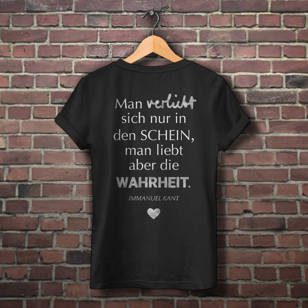 Sie tut es wirklich! / »Man verliebt sich  nur in den Schein…« – JGA Premium Bio T-Shirt für Team Braut
