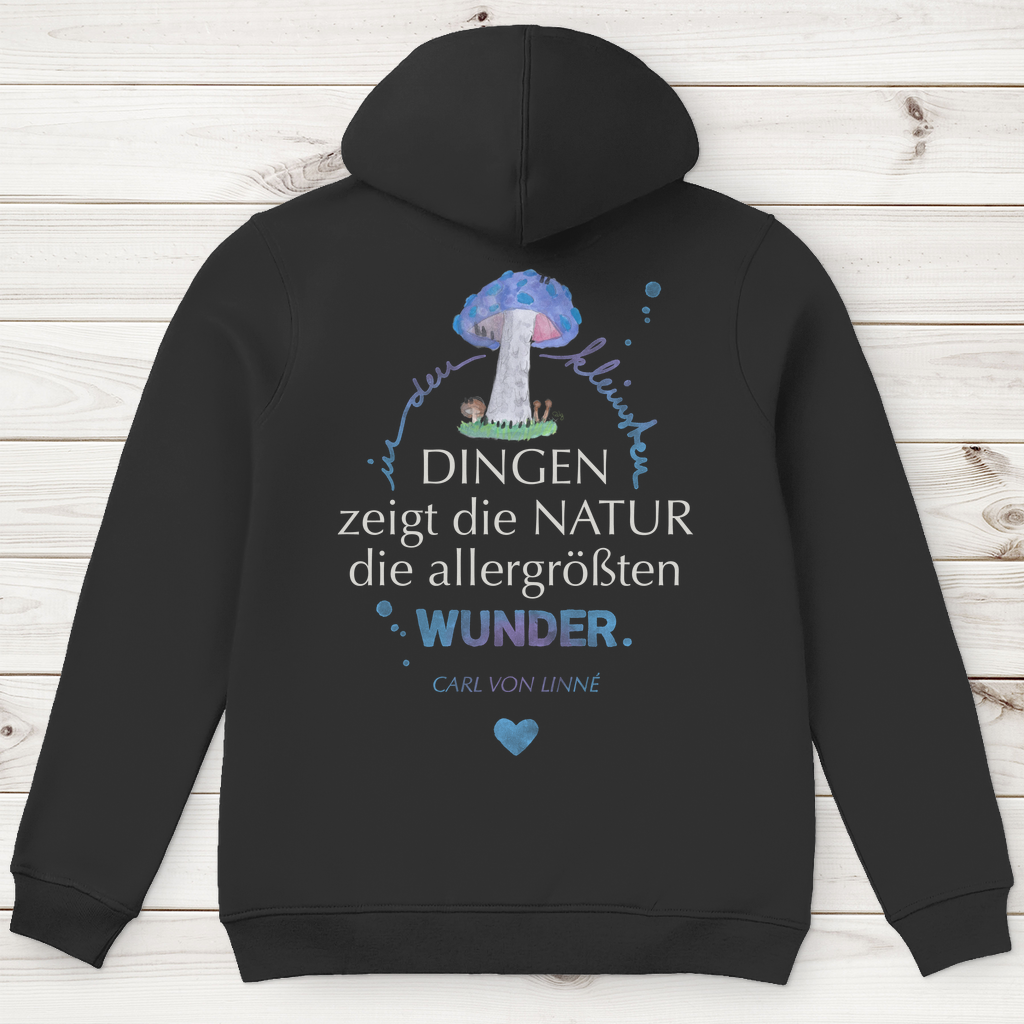 »In den kleinsten Dingen...« – Premium Bio Hoodie für Männer