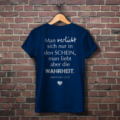 Sie tut es wirklich! / »Man verliebt sich  nur in den Schein…« – JGA Premium Bio T-Shirt für Team Braut